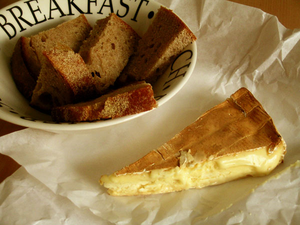 Brie ahumado y pan de escanda