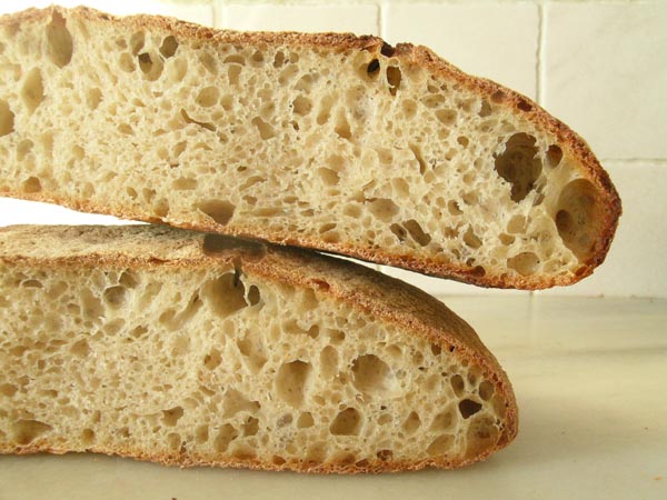 Pan de masa madre, harina, agua y sal
