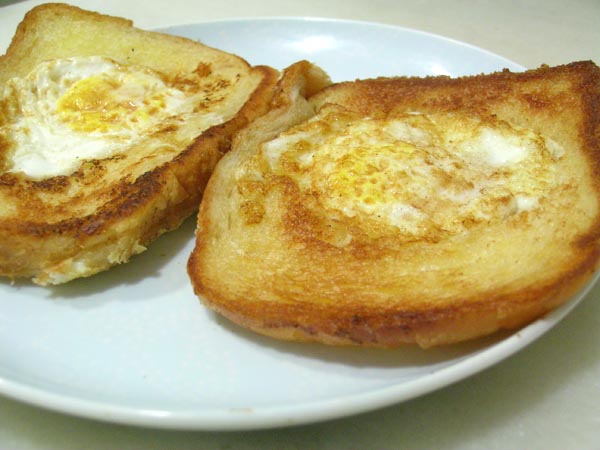 Huevos dentro de tostada
