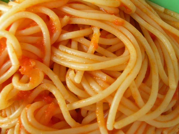 Spaghetti con tomate
